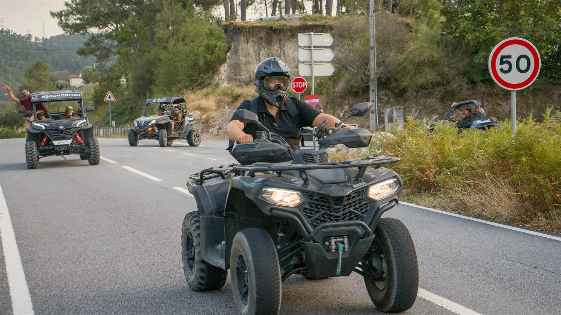 Trilho de buggy entre a vegetação da Serra da Anta, Monção